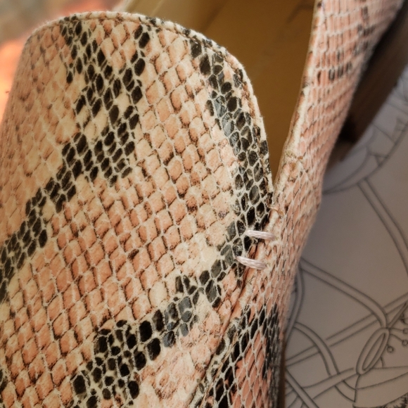 WOMENS FRANCIE LOAFER By CL LAUNDRY SNAKE BLUSH SHOES SIZE 10 - Picture 8 of 13